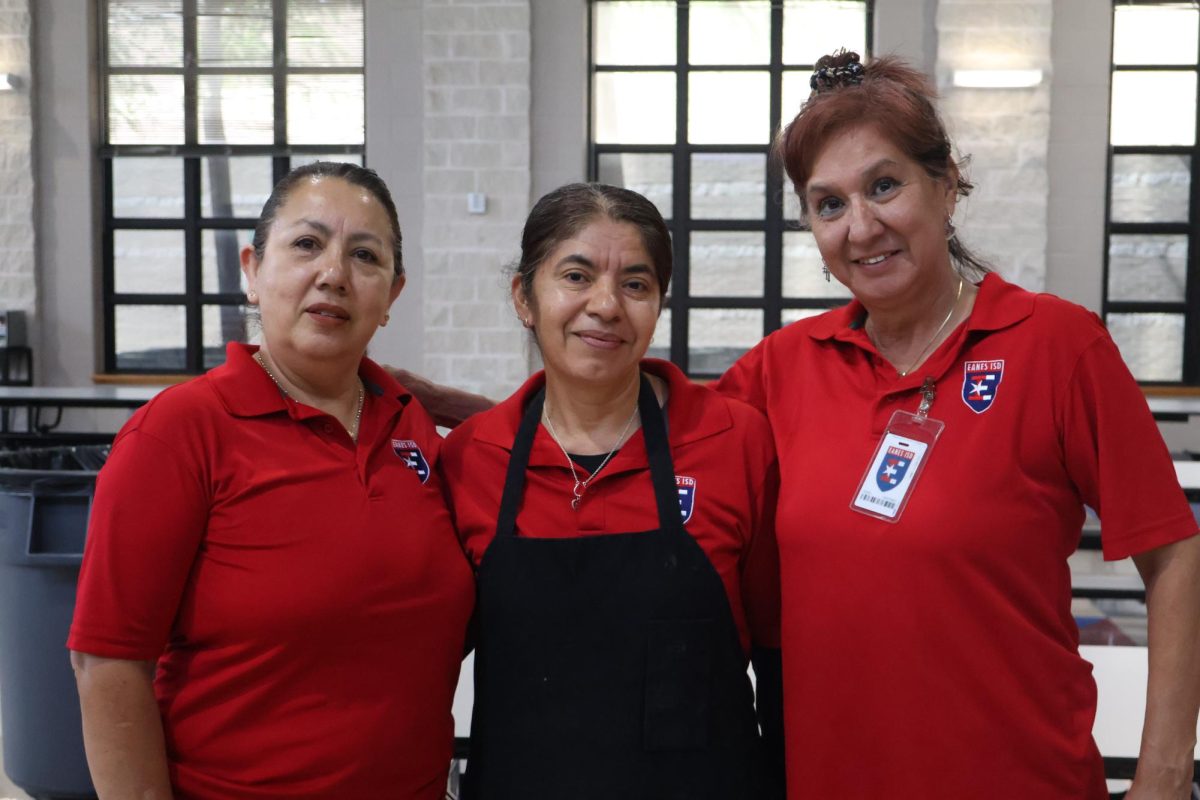 María Gonzáles (derecha), Eva Castillo (en medio) y Coby Martínez (izquierda) paradas en la cafetería NGC. 
