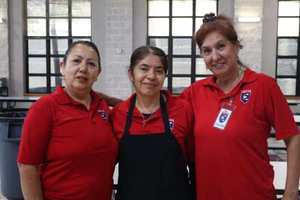 María Gonzáles (derecha), Eva Castillo (en medio) y Coby Martínez (izquierda) paradas en la cafetería NGC.